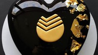 Cake yang satu ini mengambil konsep black gold. Glasur warna hitam menyelimuti seluruh bagian cake lalu dihias dengan dekorasi warna emas. Foto: instagram @glanez_cake