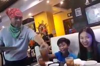 Mengharukan! Seorang Ayah Pura-pura Jadi Pelayan Untuk Beri Kejutan Anaknya
