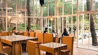 Taman Kardus ini merupakan sebuah kafe yang semuanya kebanyakan dibuat dari bahan kardus. Selain punya makanan dan minuman enak, kamu juga bisa berswa foto di sini. Foto: Instagram@monsmenu