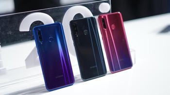 Ada tiga kamera di bagian belakangnya, terdiri dari 24 MP, 2 MP dan 8 MP. Foto: Sina Mobile