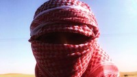 Main ke Dubai, Sehun mencoba untuk memakai sorban saat ke gurun. (oohsehun/Instagram)