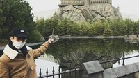 Habis konser di Jepang, Sehun menyempatkan diri untuk main ke Unversal Studio. (oohsehun/Instagram)