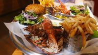 Bukan Roti, 'Burger' Isi Bacon Ini Diapit Lobster Goreng Tepung!