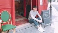 Saat kembali lagi ke Paris, Sehun malah berfoto di depan kafe dengan gaya candid. (oohsehun/Instagram)
