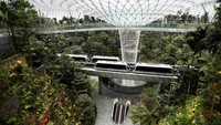 Krnnya lagi, Sebuah skytrain yang menghubungkan berbagai terminal di Bandara Changi itu terlihat melintas di dalam Jewel, Singapura.