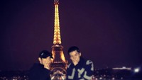 Kalau ke Paris tentu saja harus berfoto dengan Menara Eiffel. (oohsehun/Instagram)
