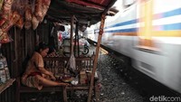 Sedekat ini kehidupan mereka dengan rel kereta api.