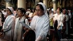 Umat Nasrani Jalani Kamis Putih di Gereja Katedral