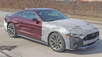Memang Ford masih bungkam mengenai kabar ini, meski demikian diprediksi motor listrik yang bakal disajikan akan dikawinkan dengan mesin V8. Dan Mustang Hybrid pun sudah mulai diuji di jalanan. Foto: Pool (Motor1)