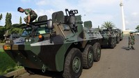 Sejumlah prajurit TNI disiagakan di kawasan Monas, Jakarta. M Risyal Hidayat/Antara Foto