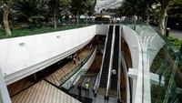 Dengan adanya fasilitas bandara yang lengkap dan akomodasi yang dapat dinikmati oleh pengunjung dan wisatawan, semakin membuat orang betah dan berlama-lama ada disana. 