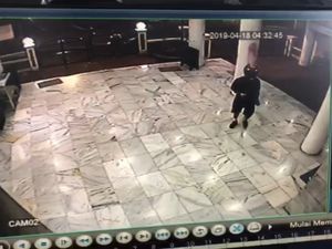 Rekaman CCTV Detik-detik Pria Gambar Kemaluan di Masjid Cilandak