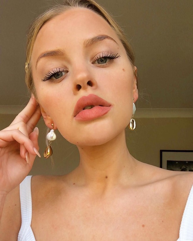 Hetti punya banyak pengikut di Instagram karena sering pamer foto-foto seksi. Dia tak ragu menunjukkan banyak kulitnya dengan hanya pakai bikini atau bahkan topless.  Foto: Instagram