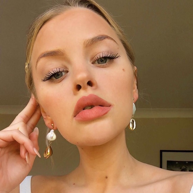 Punya wajah yang cantik dan penampilan yang stylish tentu saja membuat wanita berambut pirang itu terlihat menarik. Tertarik menjadi kekasih Hetti? Jangan ragu untuk langsung mengirimkan pesan di Instagram @bywaterhetti.  Foto: Instagram