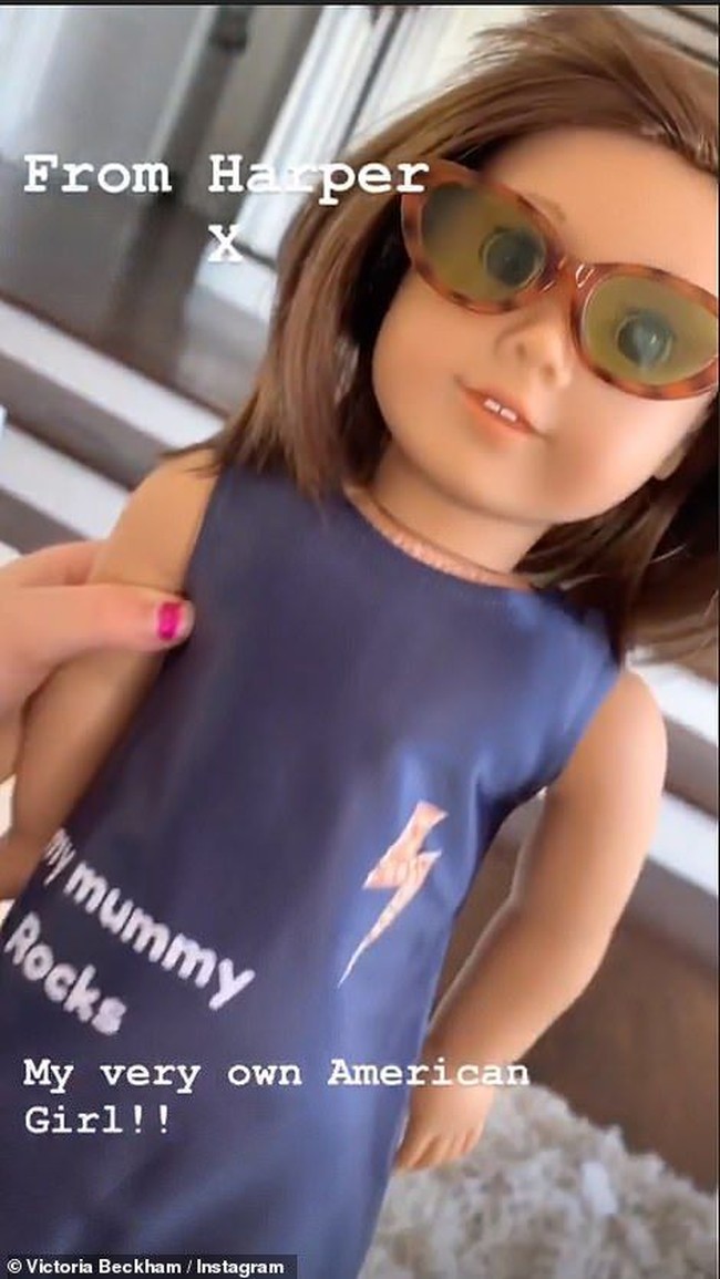 Pagi itu Victoria mendapat kado boneka dari putrinya, Harper, dan juga banyak bunga memenuhi dapurnya dari David Beckham. Foto: Instagram Victoria Beckham