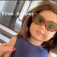 Pagi itu Victoria mendapat kado boneka dari putrinya, Harper, dan juga banyak bunga memenuhi dapurnya dari David Beckham. Foto: Instagram Victoria Beckham