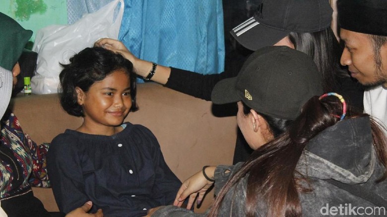 Bantuan Berdatangan Bagi Nabila Bocah Pemulung yang Viral Bantuan Berdatangan Bagi Nabila Bocah Pemulung yang Viral