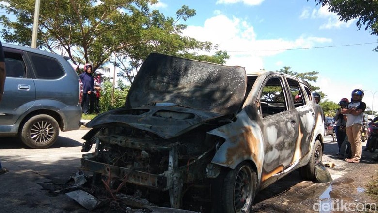 Mobil Pak Guru di Pangkep Sulsel Terbakar Usai Isi Bensin Mobil Pak Guru di Pangkep Sulsel Terbakar Usai Isi Bensin