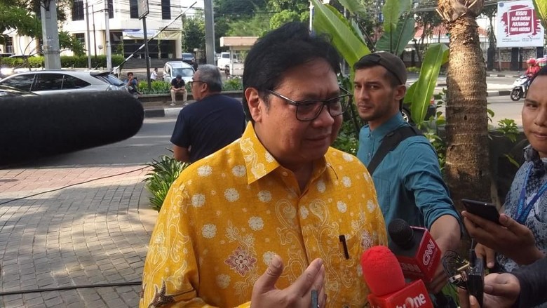 Ngaku Belum Bahas Kursi Menteri ke Jokowi, Airlangga: Masih Hari Pertama Ngaku Belum Bahas Kursi Menteri ke Jokowi, Airlangga: Masih Hari Pertama