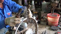 Bagaimana tidak selain aneh inovasi ini bisa dipastikan tidak aman untuk ditiru. Foto: Pool (youtube)