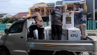 Kotak suara itu nampak diangkut dengan kendaraan bak terbuka milik kelurahan, ada pula yang menggunakan mobil Avanza.