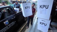 Sejumlah petugas Panitia Pemilihan Kecamatan (PPK) nampak sibuk menerima kotak suara dari tiap-tiap TPS yang diserahkan oleh Kelompok Penyelenggara Pemungutan Suara (KPPS).