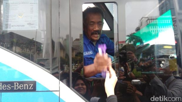 Bersyukur Pilpres Damai, Pendukung Jokowi Bagi-bagi Cokelat di Patung Kuda