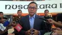 Ketua MPR Zulkifli Hasan memberikan keterangan pers terkait penyelenggaraan Pemilu 2019 di Kompleks Parlemen, Senayan, Jakarta, Kamis (18/4/2019).