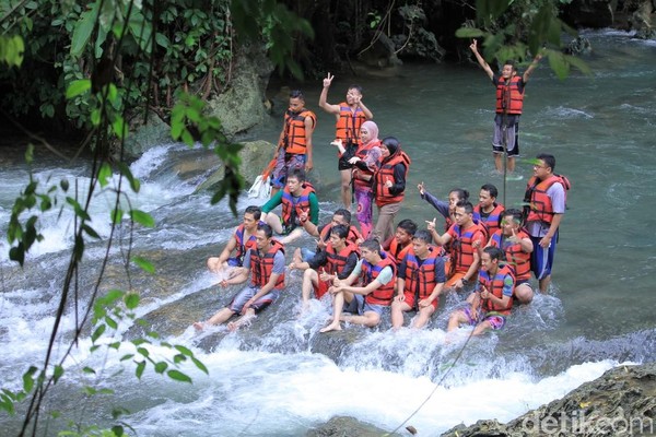 Air Sungai Citumang yang jernih, mengalir dan segar pasti akan membuat traveler rileks. Sesuatu yang tidak akan traveler dapatkan di kota besar. (Wisma Putra/detikcom) Air Sungai Citumang yang jernih, mengalir dan segar pasti akan membuat traveler rileks. Sesuatu yang tidak akan traveler dapatkan di kota besar. (Wisma Putra/detikcom)
