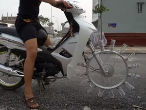 Konyol, Motor Ini Pakai Roda dari Per