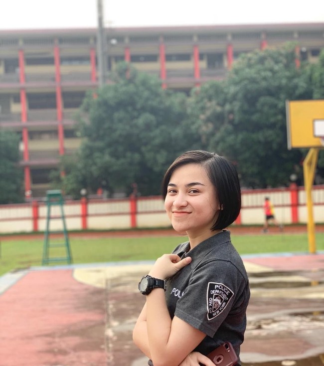 Kiki Widya Sari cukup populer di Instagram. Wajahnya yang manis dan profesinya sebagai polwan tampaknya membuat netizen penasaran untuk mengikuti kesehariannya lewat media sosial. Foto: Instagram @kikiwidyaas