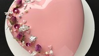 Baker asal Rusia membuat aneka kreasi cake dengan loyang bentuk love. Ia berhasil membuat aneka desain cantik yang memukau.  Foto: instagram @glanez_cake