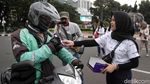 Pilpres Berlangsung Damai, Pendukung Jokowi Bagi-bagi Cokelat