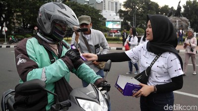 Pilpres Berlangsung Damai, Pendukung Jokowi Bagi-bagi Cokelat