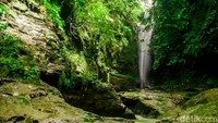 Air terjun ini pun cukup instagramable. Berfoto di sini, dijamin feed instagram kamu makin bagus (Rinto/detikcom)