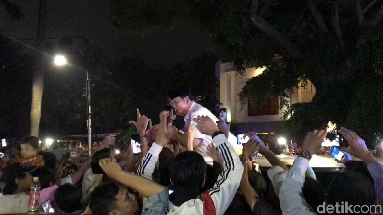 Prabowo Pulang ke Hambalang, Diiringi Teriakan Pendukung Prabowo Pulang ke Hambalang, Diiringi Teriakan Pendukung