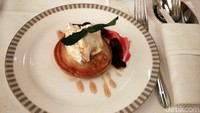 Kalau ini, pancake yang dihidangkan saat sesi sarapan. Plus saus berry yang manis asam. (Wahyu Setyo/detikcom)