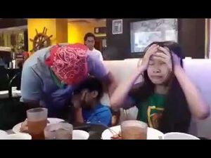 Mengharukan! Seorang Ayah Pura-pura Jadi Pelayan Untuk Beri Kejutan Anaknya