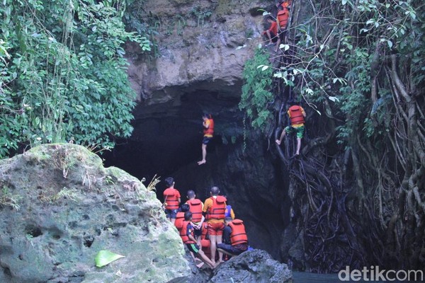 Buat yang punya nyali, silakan loncat dari tebing batu dan langsung nyebur di aliran Sungai Citumang. Byurr! (Wisma Putra/detikcom) Buat yang punya nyali, silakan loncat dari tebing batu dan langsung nyebur di aliran Sungai Citumang. Byurr! (Wisma Putra/detikcom)