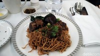 Untuk menu main course saat sarapan, dihidangkan mee goreng dengan beef dan jamur. (Wahyu Setyo/detikcom)