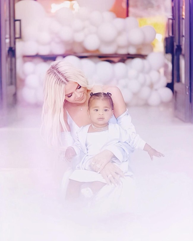 Minggu (14/4/2019) lalu, putri Khloe Kardashian dan Tristan Thompson, True Thompson, berulang tahun yang ke-1. Sebuah pesta mewah pun digelar. Foto: Instagram/@khloekardashian
