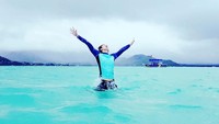 Melepaskan stress, ini gaya Sehun waktu di Hawaii. (oohsehun/Instagram)