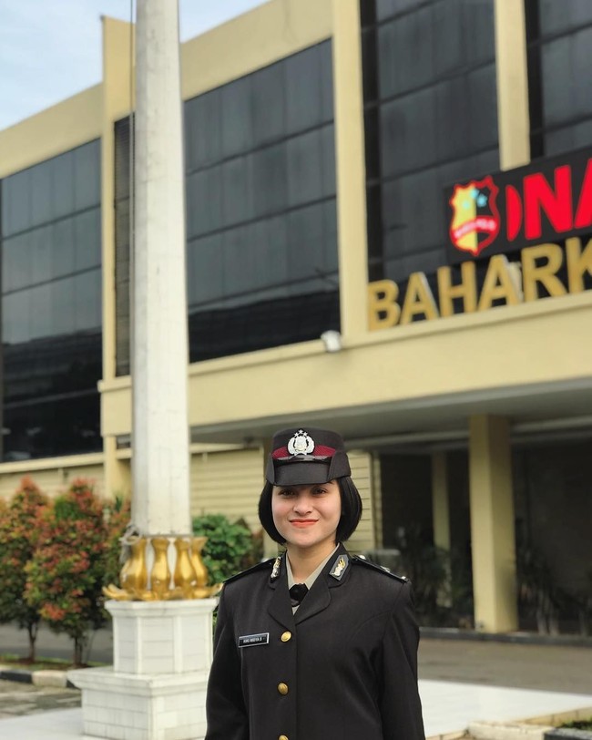 Sudah setahun menjadi polisi, Kiki ditugaskan di Bamin Bagsituspol Rotekinfo Divisi Teknologi Informasi dan Komunikasi Mabes Polri. Foto: Instagram @kikiwidyaas