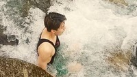 Basah-basahan, Sehun tidak malu untuk nyebur ke sungai. (oohsehun/Instagram)