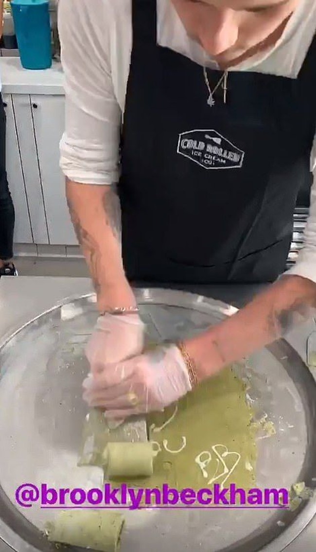 Anak-anak Beckham belajar membuat es krim untuk Victoria. Foto: Instagram Victoria Beckham