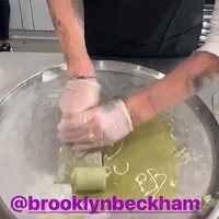 Anak-anak Beckham belajar membuat es krim untuk Victoria. Foto: Instagram Victoria Beckham