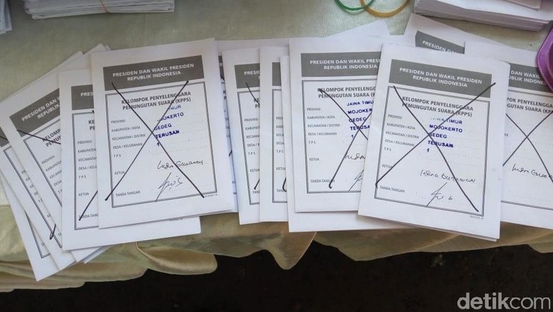 15 Surat Suara Tercoblos Ditemukan di TPS Mojokerto 15 Surat Suara Tercoblos Ditemukan di TPS Mojokerto