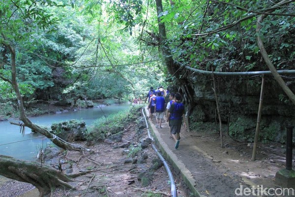 Sebelum main basah-basahan, traveler harus trekking dulu menyusuri jalan setapak. Jangan khawatir, akan ada pemandu yang menemani. (Wisma Putra/detikcom) Sebelum main basah-basahan, traveler harus trekking dulu menyusuri jalan setapak. Jangan khawatir, akan ada pemandu yang menemani. (Wisma Putra/detikcom)