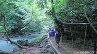 Sebelum main basah-basahan, traveler harus trekking dulu menyusuri jalan setapak. Jangan khawatir, akan ada pemandu yang menemani. (Wisma Putra/detikcom)