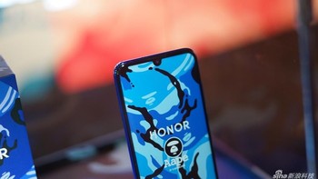 Mengusung notch tetesan air membuat rasio screen to body mencapai 90% Foto: Sina Mobile